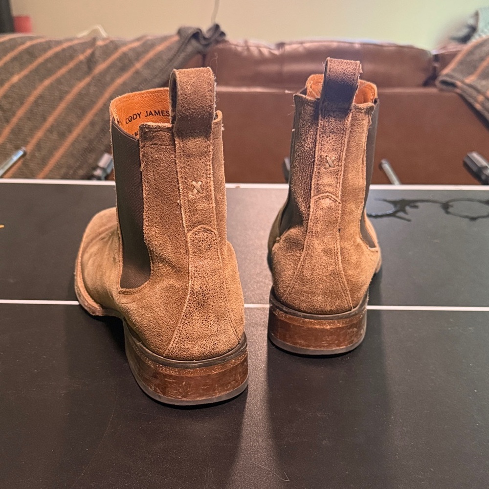Elegant Brown Suede Chelsea Boots - Picture 3 of 5